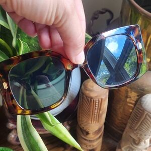 FENDI Italy Tortoiseshell Square Sunglasses With Gold Logo Accent 937-128